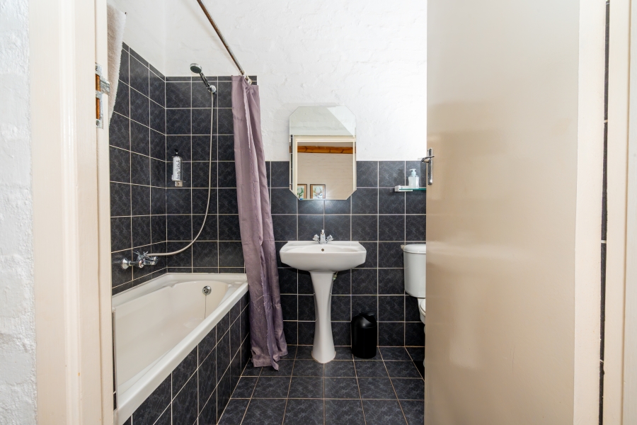 6 Bedroom Property for Sale in Middedorp Western Cape